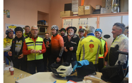 TRADITIONNEL VIN CHAUD APRES L' ASCENSION DE LA RUE DES VALLEES DIMANCHE 17 DECEMBRE 2023